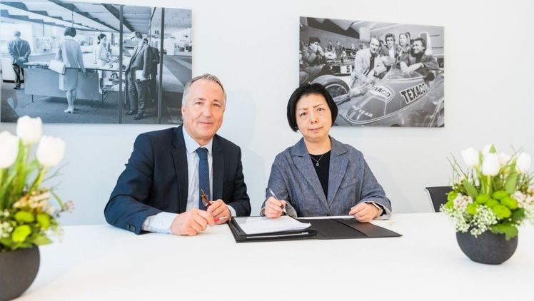 Die Vize-Generalsekretärin der China Flower Association Xuemei Liu und Oliver P. Kuhrt, Geschäftsführer der Messe Essen, unterschreiben den Kooperationsvertrag. Bild: © Alex Muchnik/MESSE ESSEN.