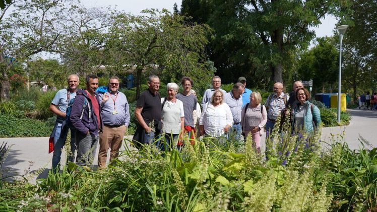 Projekte entwerfen und erfolgreich umsetzen gelingt den Staudengärtnern mit Unterstützung der Deutschen Bundesgartenschau-Gesellschaft mbH sehr gut. Hier vertreten durch Rüdiger Eckhardt (3.v.l). Bild: BdS/Banse.