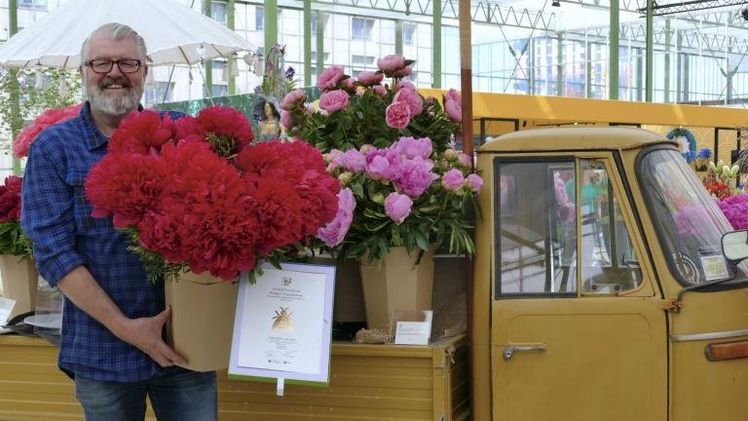 Den ersten Preis in der Produktgruppe Paeonia gewann Maruwa B.V. aus Heemskerk mit Paeonia (Herb. Hybrid Grp) 'Belgravia'.