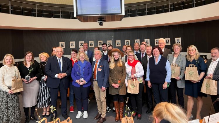 Übergabe des Baum des Jahres 2024 an den Agrarausschuss. Bild: BdB/Marius Tegethoff.