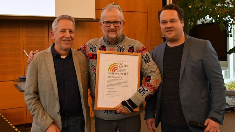 Verabschiedung und Ernennung zum Ehrenmitglied von Rolf Meinhardt durch Wolfgang Böser (l.) und Simon Schumacher (r.). Bild: VSSE.