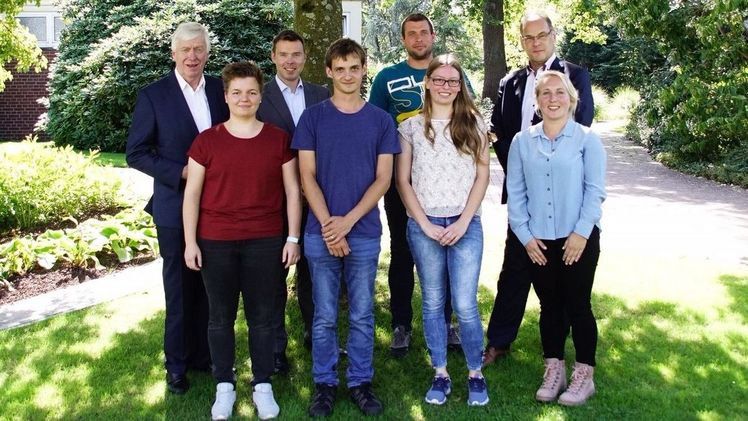 Freuen sich gemeinsam auf eine erfolgreiche Weiterbildung der neuen Landgard Stipendiaten (v.l.): Dr. Karl-Heinz Kerstjens (Schulleiter Gartenbauzentrum Essen), Katharina Heß, Thomas Keuschen (Landgard Personalentwicklung), Markus Scholz, Florian Schlenkhoff, Rowena Hammer, Wolfgang Schubert, (Personalleiter bei Landgard), Agnes Berg. Bild: Landgard.