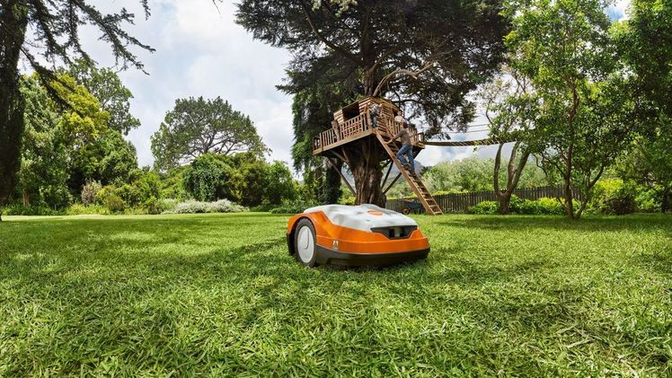 Der RMI 522 C mäht Rasenflächen von bis zu 2.100 Quadratmetern und schließt damit die Lücke zwischen den STIHL iMOW Mähroboter Modellen der 4er und der 6er Serie. Bild: STIHL.