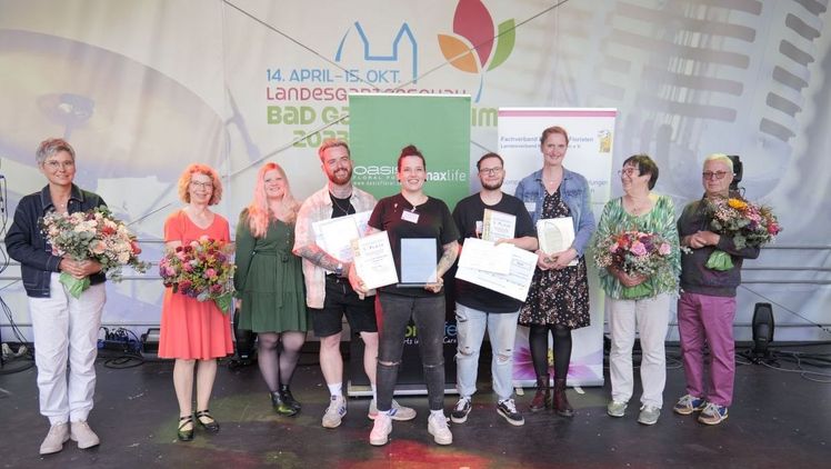 Die Preisträger und die Jury (vlnr.): Jurorin Elisabeth Lange, Bürgermeisterin Franziska Schwarz, vormalige Gewinnerin, Hendrik Rethmeyer, Gewinnerin Jessicka Keller, Nick Maiwald, Maike Kohlhoff, Jurorin Gerda Prinz und Juror Bernhard Kahlandt. Bild: © LAGA/Terhorst.