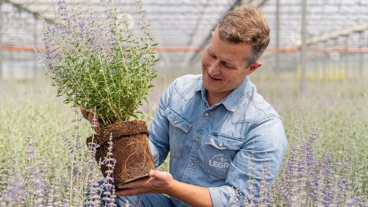 Außendienstmitarbeiter Martin Hornecker berät gerne zur Auswahl des passenden Substrates. Bild: Legro.