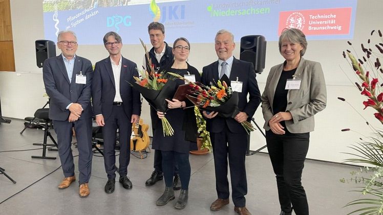 v.l.n.r.: Professor Dr. Frank Ordon, Professor Dr. Knut Baumann, Dr. Michael Klüken, Preisträgerin Dr. Marion C. Müller, Preisträger Dr. Stephan Winter und Professorin Dr. Annette Reineke. Bild: Sarah Barnert. v.l.n.r.: Professor Dr. Frank Ordon, Professor Dr. Knut Baumann, Dr. Michael Klüken, Preisträgerin Dr. Marion C. Müller, Preisträger Dr. Stephan Winter und Professorin Dr. Annette Reineke. Bild: Sarah Barnert.