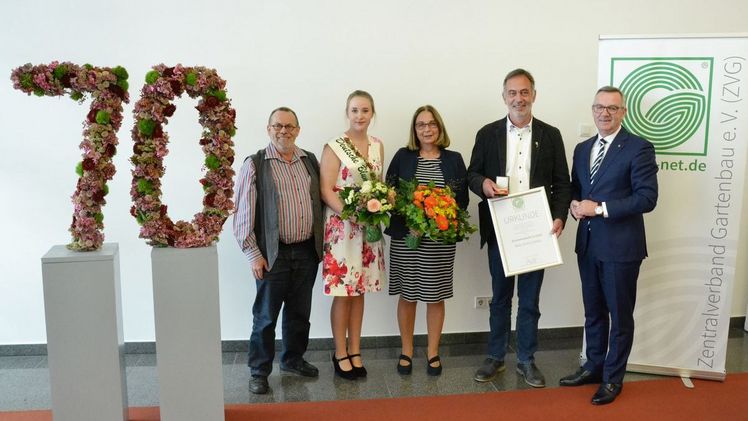 Im Rahmen des Deutschen Gartenbautages 2018 erhielt Karl Heinz Compes die Ehrenmedaille des ZVG in Gold. (v. l. n. r.: Matthias Bremkens, BVZ-Vorsitzender, Deutsche Blumenfee 2018/19, Iris Compes, Karl Heinz Compes, ZVG-Präsident Jürgen Mertz). Foto: ZVG/Markula.