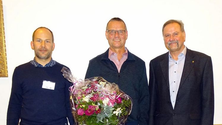 Der Stellvertretende Vorsitzende Stefan Kanders (l.) und der scheidende Vorsitzende Gerhard Friedrich (r.) beglückwünschen den neuen Azerca-Vorsitzenden Matthias Küppers zu seiner Wahl. Foto: Banse.