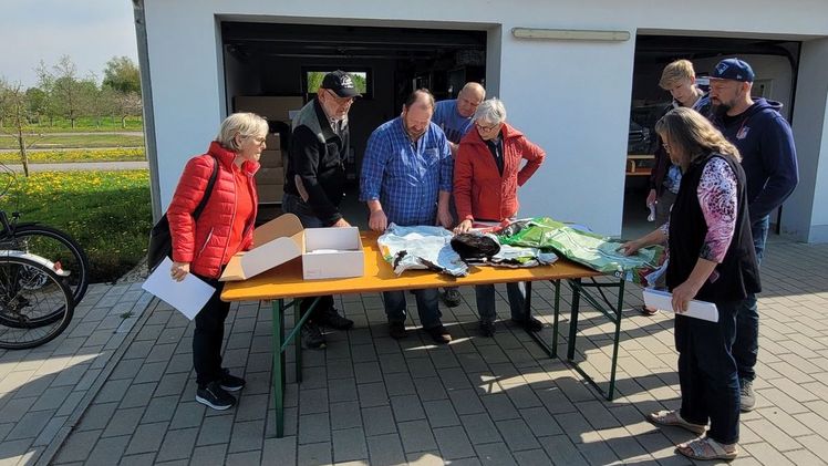 Bürgerwissenschaftler*innen aus Geiselhöring erhalten ihr Tagebuch und diskutieren über den Torfgehalt der bisher verwendeten Substrate. Bild: Maria Lippl. 