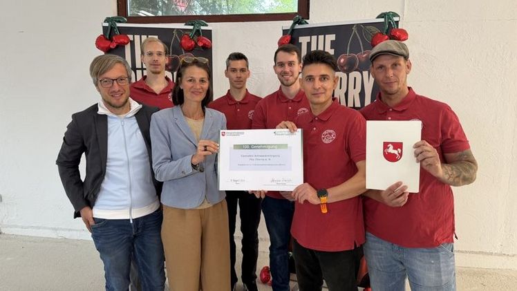 Ministerin Miriam Staudte (2. v. l.) übergibt den 100. Genehmigungsbescheid an die Cannabis-Anbauvereinigung „The Cherry e.V.. Bild: Nds. Ministerium für Ernährung, Landwirtschaft und Verbraucherschutz.