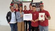 Ministerin Miriam Staudte (2. v. l.) übergibt den 100. Genehmigungsbescheid an die Cannabis-Anbauvereinigung „The Cherry e.V.. Bild: Nds. Ministerium für Ernährung, Landwirtschaft und Verbraucherschutz.