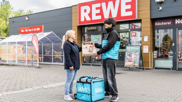 REWE startet auf Wolt: REWE Sofort-Lieferung zunächst aus fünf Märkten in Köln. Bild: © photokonzept Michael Breuer.