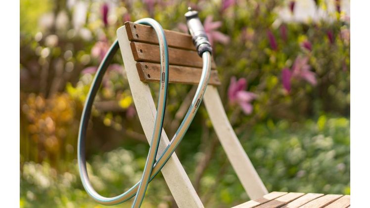 Der neue EcoLine-Schlauch ist hergestellt aus Thermo Plastic Elastomer (TPE), das von Natur aus phthalatfrei ist, und enthält – wie die anderen EcoLine-Produkte – mehr als 65% recyceltes Material. Bild: GARDENA.