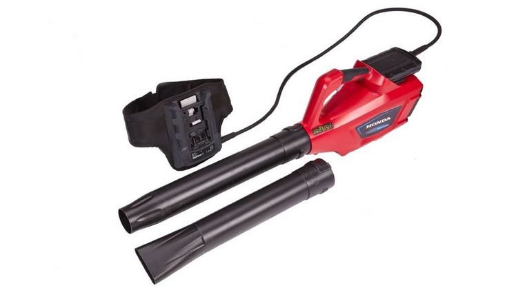 Kraftvoller, sehr leichter Akku-Laubbläser mit zwei Düsenaufsätzen (rund und flach). Der Akku sitzt nicht im Gerät sondern am mitgelieferten Hüftgürtel. Foto: Honda.