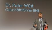 Dr. Peter Wüst moderiert den BHB-GardenSummit. Bild: GABOT.