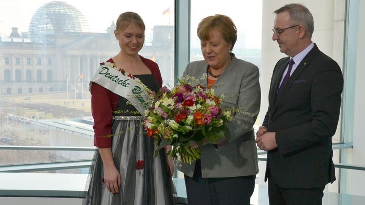 Eines meiner Highlights war die Übergabe des Valentinsstraußes an die Bundeskanzlerin, resümiert die Deutsche Blumenfee 2017/2018. (v.l.n.r. Lisa Bartels, Deutsche Blumenfee, Bundeskanzlerin Angela Merkel, ZVG-Präsident Jürgen Mertz). Bild: ZVG/Markula.
