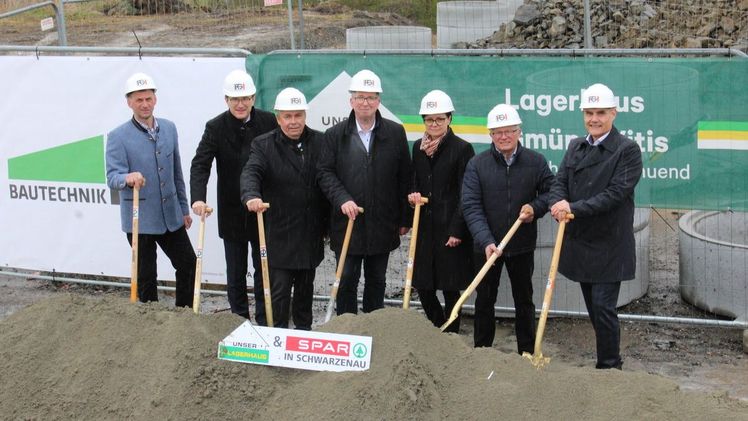 v.l.n.r: Aufsichtsratsvorsitzender Lagerhaus Gmünd-Vitis Johann Kainz, SPAR-Geschäftsführer Mag. Alois Huber, Lagerhaus-Geschäftsführer Mag. (FH) Günter Zaiser, MBA, Bürgermeister der Gemeinde Schwarzenau und Filialleiter des Lagerhausstandortes Schwarzenau Karl Elsigan, Gebietsleiterin Lagerhaus Franchise Evelyne Donner, Obmann Lagerhaus Gmünd-Vitis Hermann Lauter, SPAR-Prokurist Wolfgang Helm, MA. Bild: © Lagerhaus-Genossenschaft Gmünd-Vitis.