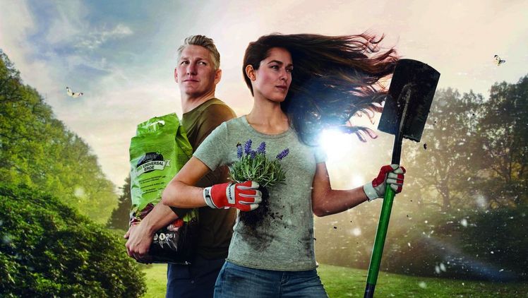 In der aktuellen Frühjahrskampagne von toom zeigen die beiden Markenbotschafter Ana Ivanović und Bastian Schweinsteiger, dass man schon mit wenigen Handgriffen einen positiven Beitrag für die Umwelt leisten kann. Bild: toom.