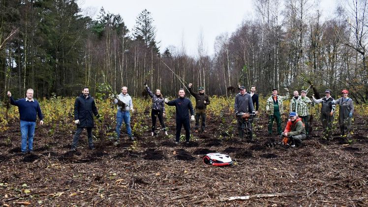 Startschuss für die Pflanzung der ersten KRESS-Bäume im Schleswig-Holsteinischen Hohenaspe. Bild: Kress.