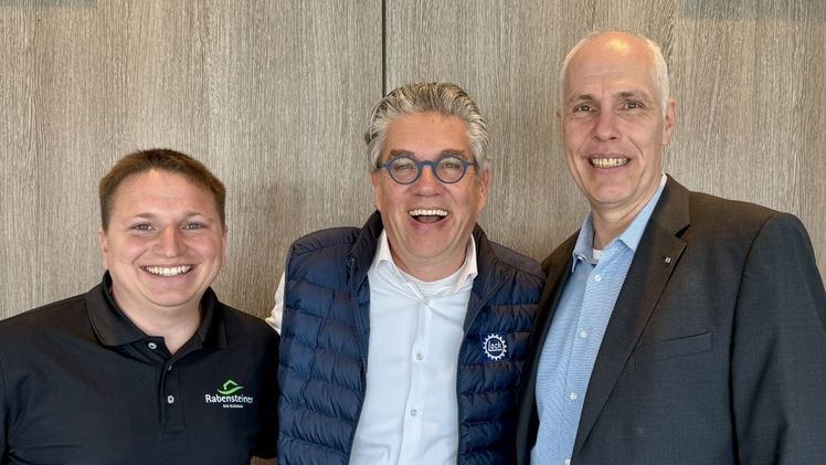 V.l.: Malte Specht, Sales Manager bei der Rabensteiner GmbH, Frank Lock, Geschäftsführer der Lock GmbH und Peter Hölzer, Vertriebsleiter Deutschland bei der Birchmeier Sprühtechnik AG. Bild: IVG.