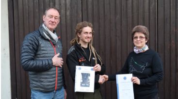 Quirin Irmscher (Mitte) ist der 5.000 zertifizierte European Tree Worker. Petra Werner (rechts), Leiterin des Sachgebiets Baumpflege an der LVG Heidelberg, überreichte ihm das Zertifikat in Gegenwart von EAC-Supervisor Henk van Scherpenzeel, NL. Bild: LVG Heidelberg.