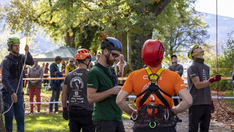 Bei herrlichem Herbstwetter fand die 12. Schweizer Meisterschaft im Baumklettern am Lido in Luzern statt. Bild: Husqvarna.  Bei herrlichem Herbstwetter fand die 12. Schweizer Meisterschaft im Baumklettern am Lido in Luzern statt. Bild: Husqvarna.