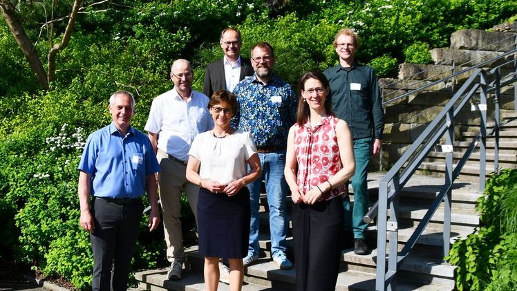 v.r.n.l.: 1. Reihe: Bettina Gräfin Bernadotte (Geschäftsführerin der Insel Mainau GmbH), Staatssekretärin Sabine Kurtz (MLR), Ralph Käfer (VGL BW). 2. Reihe: Jürgen Köhler (Sachverständiger Arboristik), Florian Pietsch (Stadtverwaltung Esslingen), Albrecht Bühler (Vorstand VGL BW). 3. Reihe: Markus Zeiler (Gartendirektor Insel Mainau GmbH). Bild: © Insel Mainau.