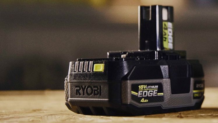 Starke Leistung im kompakten Format: Der 18 V ONE+ EDGE-Akku ist ein echtes Kraftpaket für anspruchsvolle Aufgaben in Werkstatt, Haus und Garten. Bild: Ryobi.