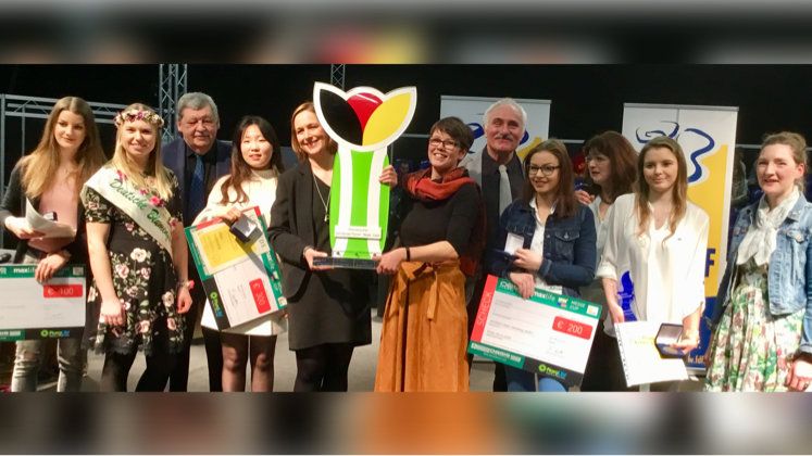 Die Siegerin im Straußwettbewerb heißt Shin Yeonjung (4. von links). Bild: FDF.