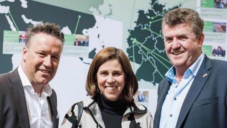 Armin Rehberg (Vorstandsvorsitzender der Landgard eG), Maria Elvira Pombo (Botschafterin der Republik Kolumbien), Bert Schmitz (Aufsichtsratsvorsitzender der Landgard eG). Bild: Landgard.