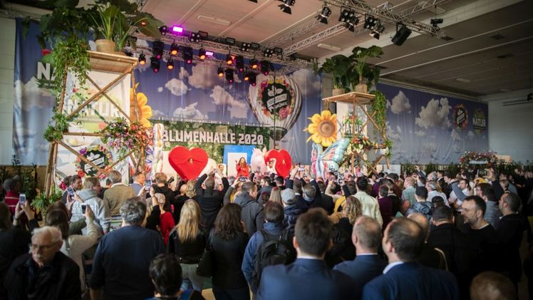 Mit zahlreichen Besuchern und geladenen Gästen, 1000 gute Gründe-Talk und einer Live-Performance der Sängerin Jasmin Wagner, alias „Blümchen“, feierten Landgard und die Initiative „1000 gute Gründe“ die Eröffnung der Blumenhalle auf der IGW 2020. Bild: Landgard.