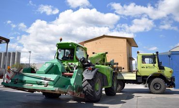 Teleskopstapler lädt eine der 48 im fertigen Stück gelagerten.