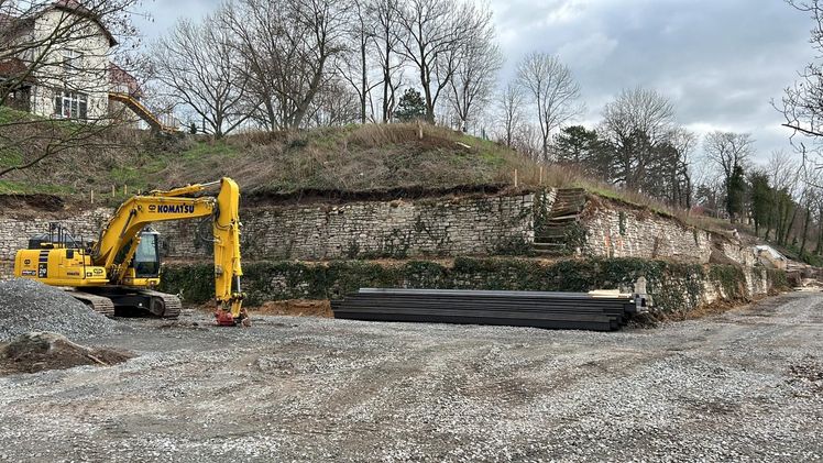 Die 12 Meter langen Spundwänden den Apothekerberg in Bad Dürrenberg Sind gelieferd. Bild: LAGa Bad Dürrenberg.