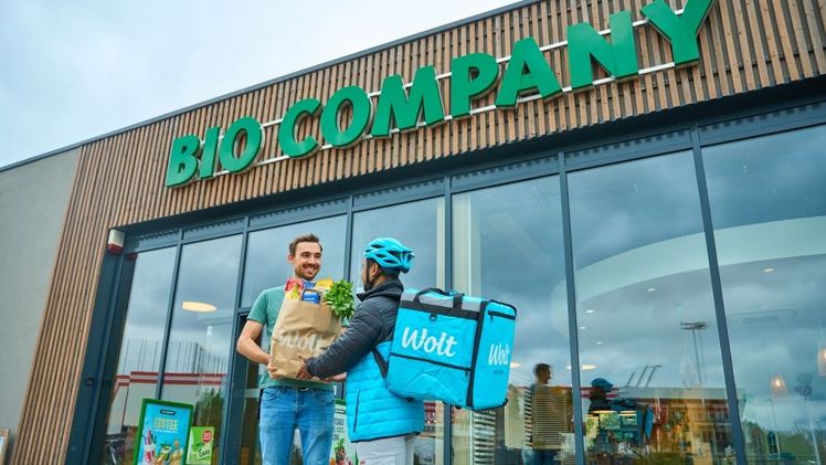 Die frische Ware wird direkt im Markt von BIO COMPANY-Mitarbeitenden zusammengestellt, Wolt-Fahrer:innen holen diese dann dort ab. Bild: © Wolt.