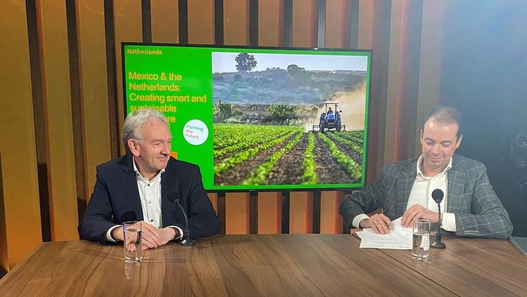 Peter Maes und Joep Hendricks unterzeichnen das MoU; der Beginn einer intensiven Zusammenarbeit für die Organisationen. Bild: World Horti Center.