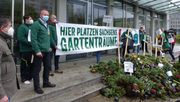 Stephan Lichtenstein (3.v.l. - gelbes Namensschild), geschäftsführender Gesellschafter der Leitermann GmbH & Co. Fachmarkt KG bei der Protestaktion. Bild: meeco Communication Services.