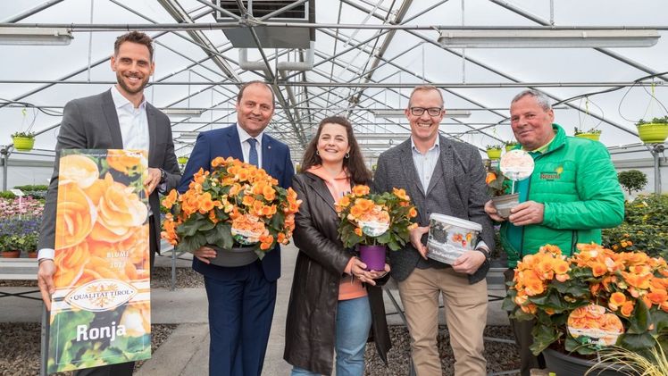 Matthias Pöschl (GF AMTirol), LHStv. Josef Geisler, Ronja Forcher, Michael Jäger (Obm. Tiroler Gärtner), Rudolf Reinold (Gärtnerei Reinold) freuen sich über die diesjährige Blume des Jahres 2023, die den Namen "Ronja" trägt. Bild: © AMTirol, Markus Krapf.