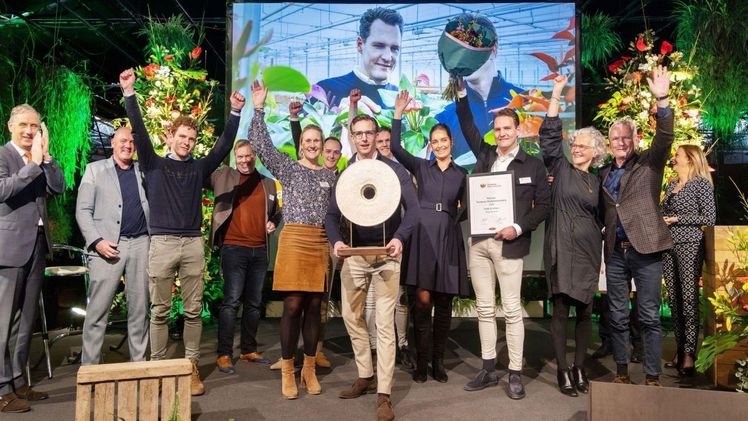 Pieter (links) und David Stolk erhalten den Tuinbouw Ondernemersprijs 2024 von DG Agro Marten van den Berg und André Kuipers. Bildnachweis: Fotostudio Vlekke.