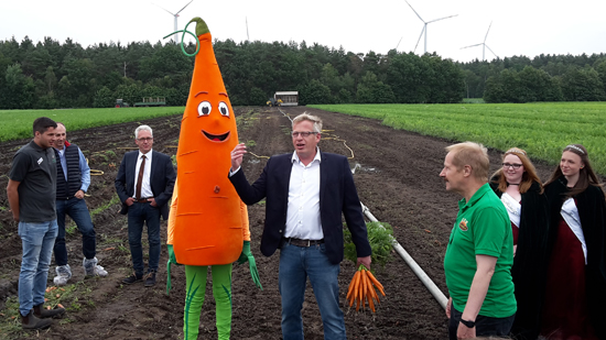 Der Arbeitskreis Möhren veranstaltet zum Saisonstart der Möhre nun seit vier Jahren eine Eröffnungsfeier. Bild: AMI.