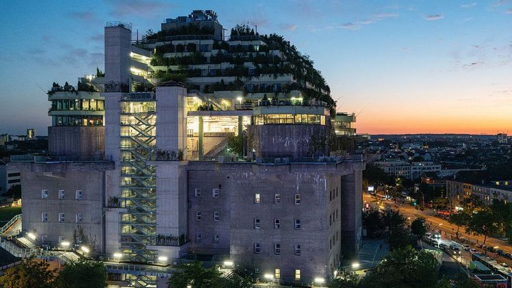 Abendstimmung über Hamburg: Der Hochbunker mit seinen begrünten Terrassen und seiner eindrucksvollen Architektur bei Sonnenuntergang. Bild: Optigrün.