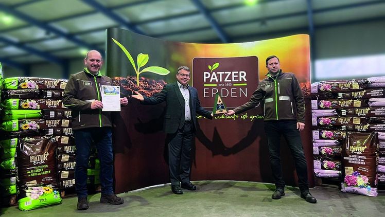Steffen Schulze (Bildmitte), seines Zeichens Botschafter von “Natur im Garten“ international, gratuliert Geschäftsführer Stefan Patzer (re.) und Christian Günther (li.), zum Start der neuen Produktlinie. Bild: PATZER ERDEN GmbH.