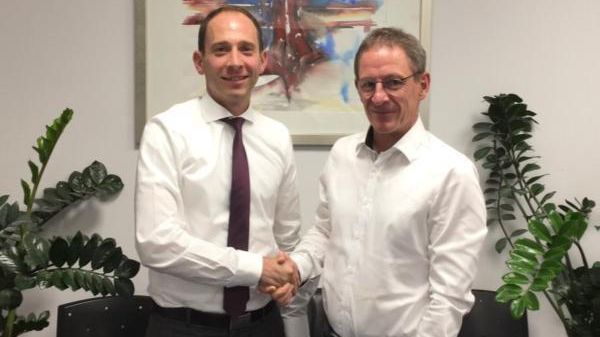 Nach Beurkundung der Abtretung (v.l.n.r. M. Ostheimer, W. Kräss). Bild: Kräss.