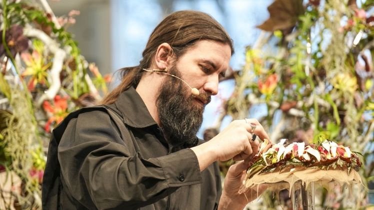 Christopher Ernst aus Thüringen begeisterte die hochkarätige Fach-Jury und das Publikum mit seinen floralen Kreationen. Bild: © Reinhold Krossa, Fachverband Deutscher Floristen e.V.-Bundesverband.