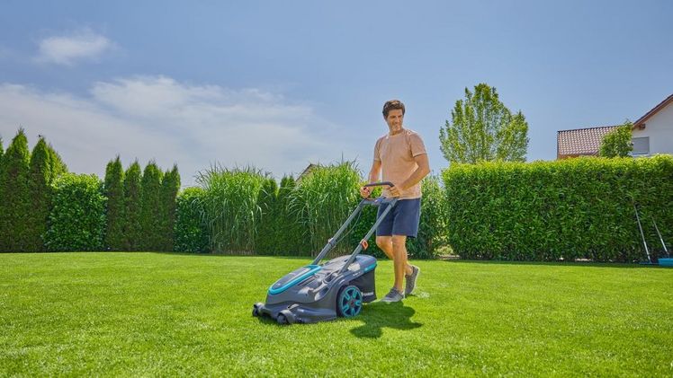 Der neue GARDENA Akku-Rasenmäher PowerMax Duo 46/36V P4A arbeitet mit der neuen DuoBlade-Technologie. Durch zwei synchron gegeneinander drehenden Spezialmessern meistert er bis zu 600 Quadratmeter große Rasenflächen. Bild: © GARDENA.