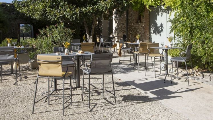 HORIZON MIDDLE ist ein innovative Möbelserie, das Sessel und Tische in einer praktischen Zwischenhöhe umfasst. Bild: LAFUMA MOBILIER.