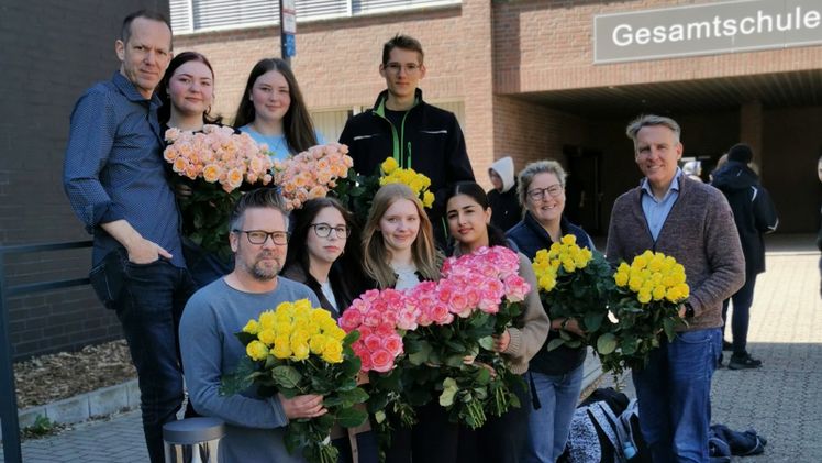 Von rechts: Christoph Feldmann und Martina Boudewins freuen sich mit ihren Schülerinnen und Schülern über die prachtvollen Rosen. Thorsten Stern von der Jugendberufsagentur Kevelaer (unten links) und Marcus Trappe von Agrobusiness Niederrhein (oben links) übergaben gemeinsam die Gewinne. Foto: Agrobusiness Niederrhein.