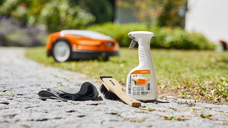 Die regelmäßige Pflege von Gehäuse, Mähwerk und Dockingstation sorgt bei Mährobotern und Rasenmähern für zuverlässige Leistungsfähigkeit und lange Lebensdauer. Bild: STIHL.