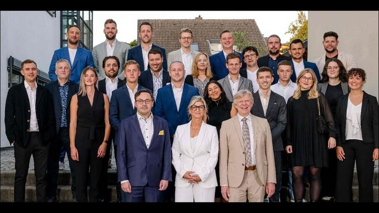 Frisch gebackene ExpertInnen des Fruchthandels mit Gerald Fichtner, Geschäftsführer Weiterbildungsgesellschaft der IHK Bonn/Rhein-Sieg (vorne links) und dem Frische Seminar-Team Bettina Leybold (vorne Mitte) und Otto Brandenburg (vorne rechts). Bild: DFHV.