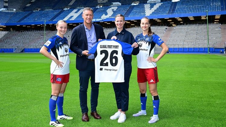 v.l.n.r.: Mia Büchele (Spielerin HSV), Sven Heinsohn (Global Fruit Point GmbH), Anna Tegtmeier (Leiterin Partnership Management, Events & Hospitality), Emilia Hirche (Spielerin HSV). Bild: Global Fruit Point GmbH.