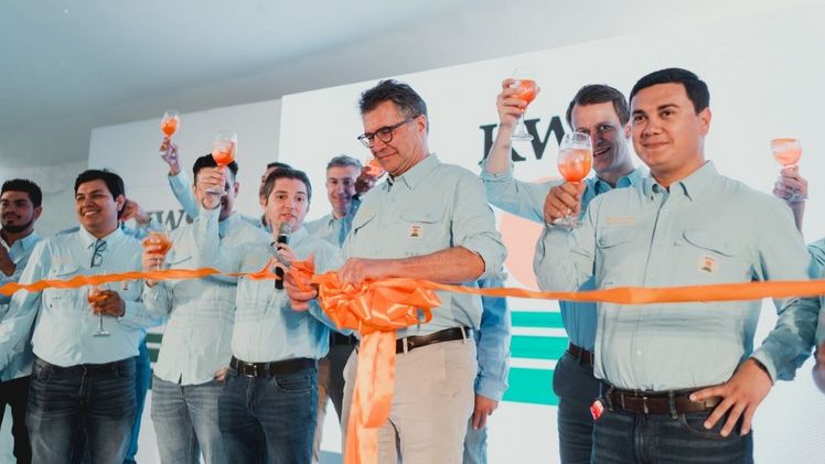 Peter Hofmann, Mitglied der Geschäftsleitung, eröffnet die neue Station offiziell mit dem Durchschneiden eines Bandes und einem Toast auf diesen neuen Meilenstein. Bild: KWS.